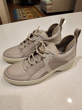 Ecco Women's Taupe Leather Lace-Up Casual Sneakers